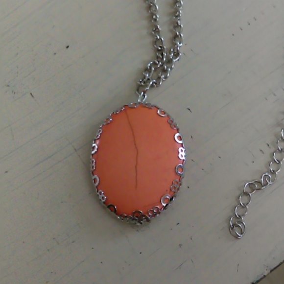Long necklace with orange cracked stone - Picture 1 of 3